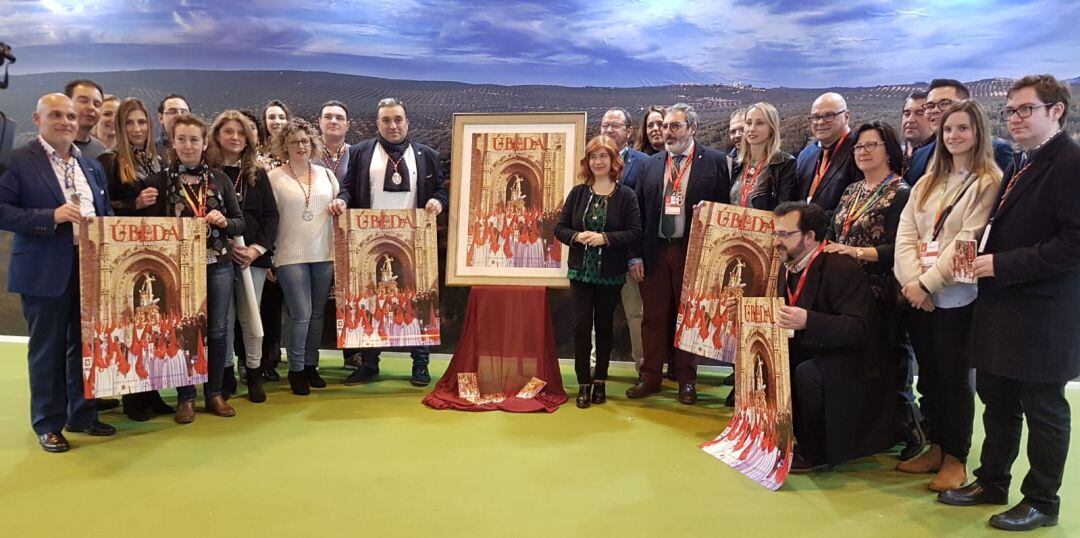 Miembros de la Unión de Cofradías de Úbeda junto a los representantes del Ayuntamiento durante la presentación del cartel.