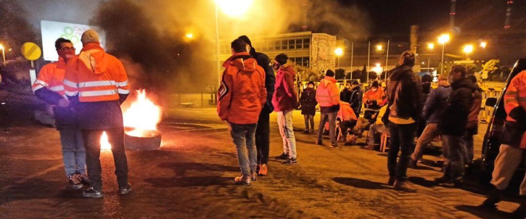 Los trabajadores de Alu Ibérica secundan una nueva protesta ante la fábrica