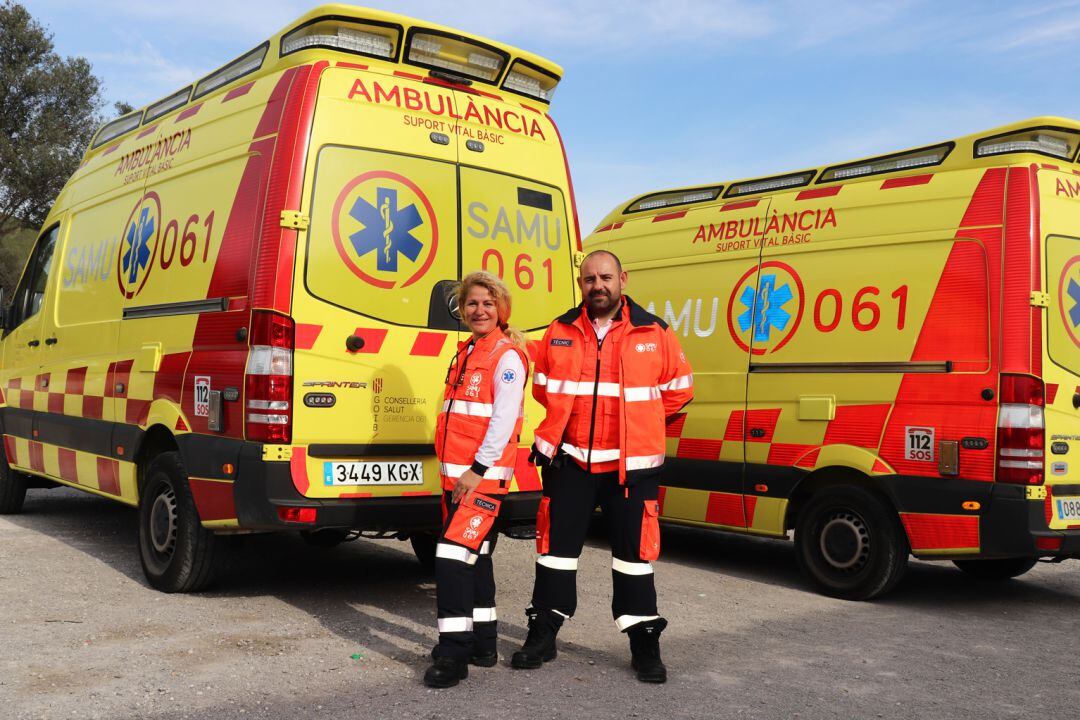 Imagen de archivo de dos trabajadores del 061 junto a los vehículos de emergencias