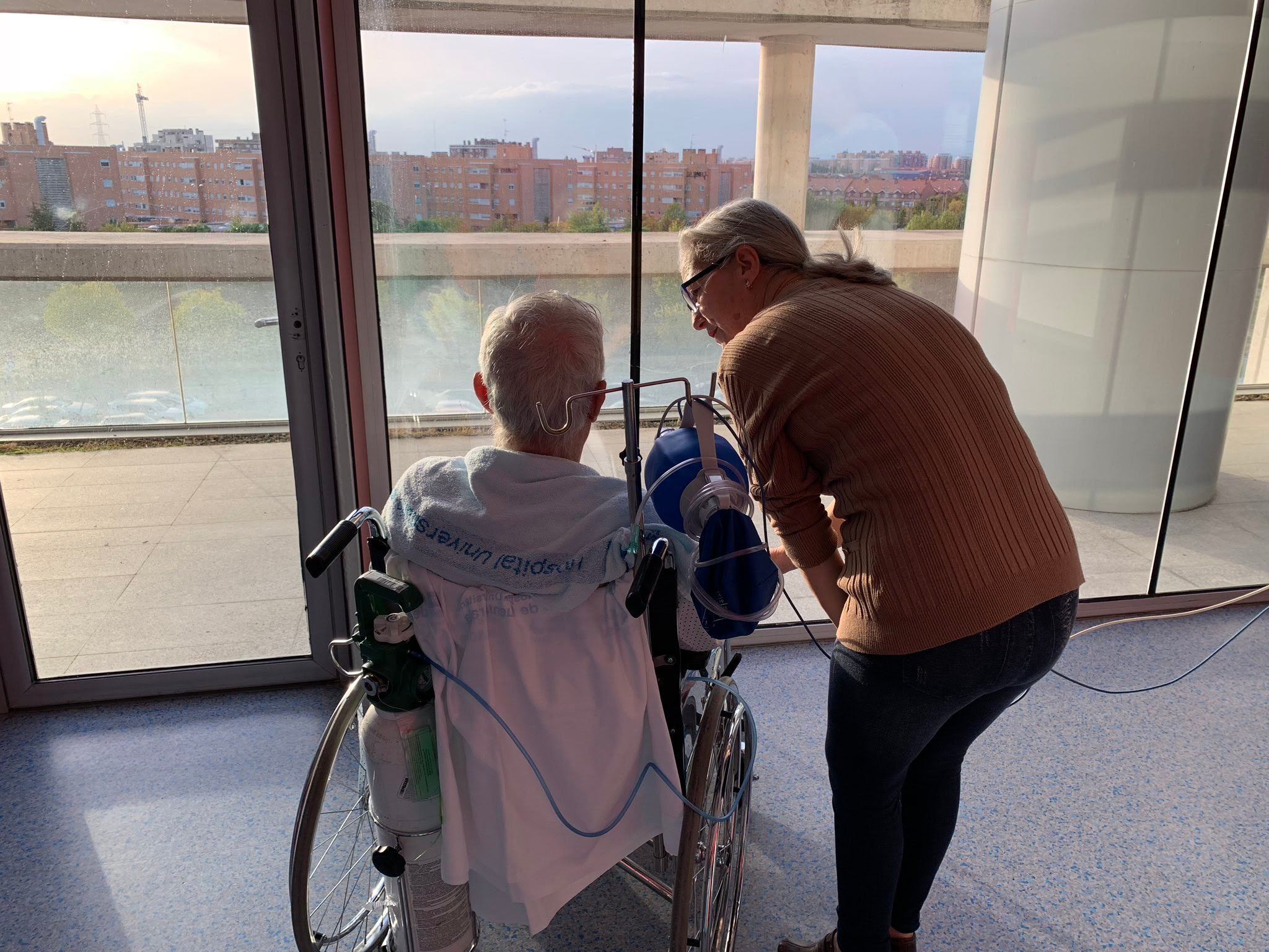 Imagen de un paciente de UCI y un familiar en el Hospital de Fuenlabrada