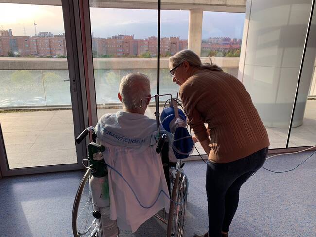 Imagen de un paciente de UCI y un familiar en el Hospital de Fuenlabrada