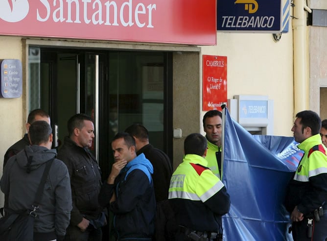 Un atracador ha disparado en el cuello a una mujer que era empleada de la oficina y que ha resultado muerta