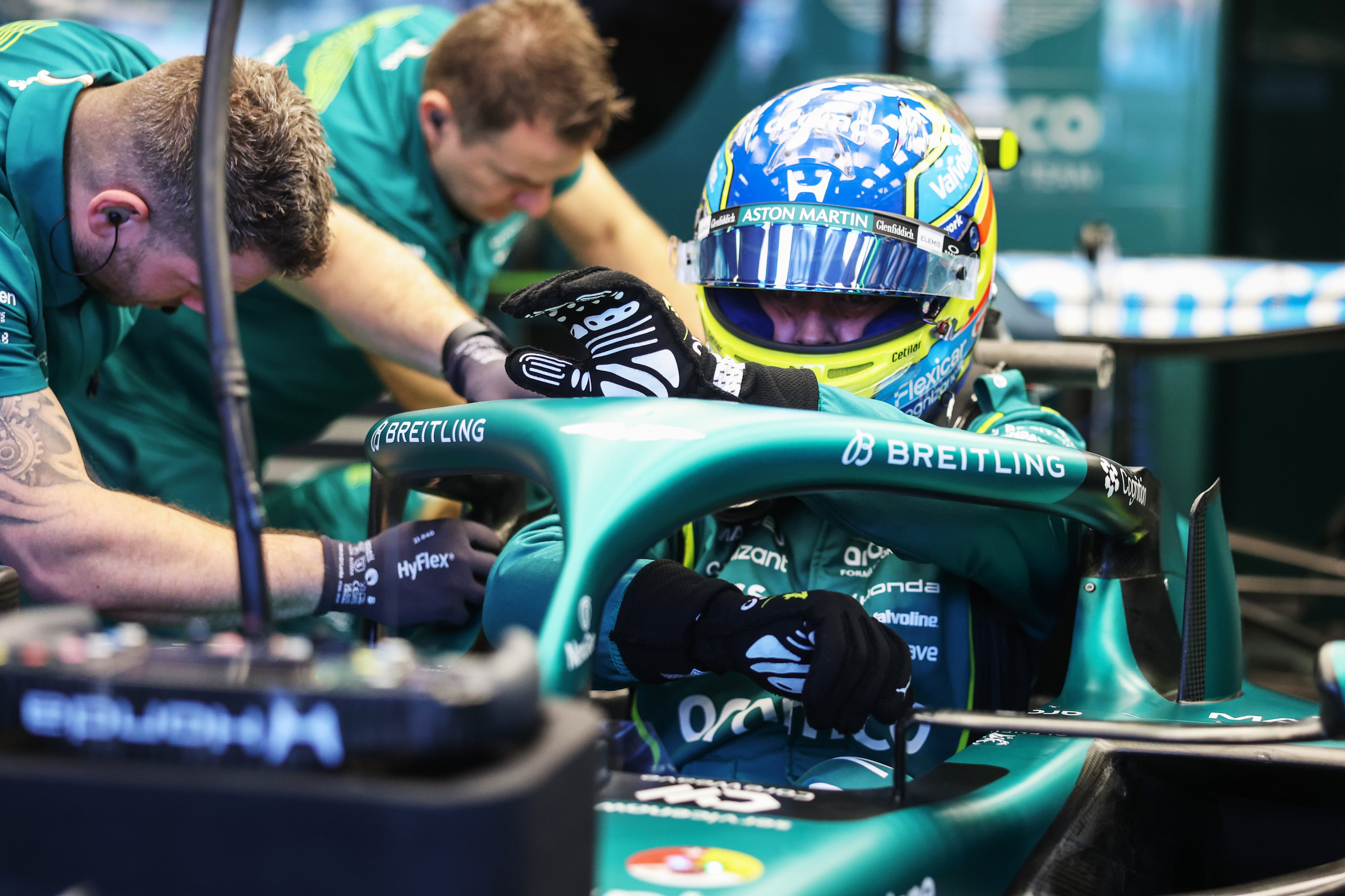 Imagen de archivo del 'box' de Aston Martin trabajando en el AMR26 de Fernando Alonso