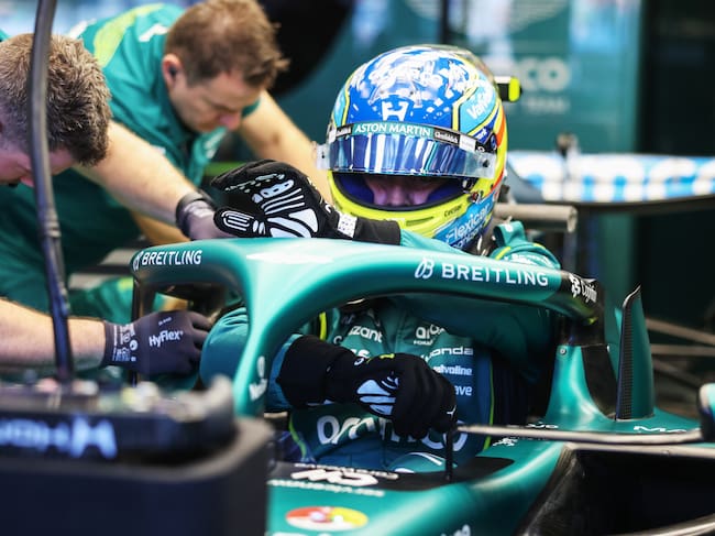 Imagen de archivo del 'box' de Aston Martin trabajando en el AMR26 de Fernando Alonso