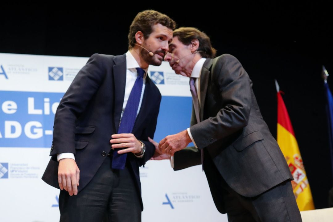 El presidente del Partido Popular, Pablo Casado (i) y el expresidente del Gobierno, José María Aznar (d) participan en el diálogo &#039;España ante un cambio de régimen&#039; en el Auditorio de la Universidad Francisco de Vitoria, en Madrid (España)