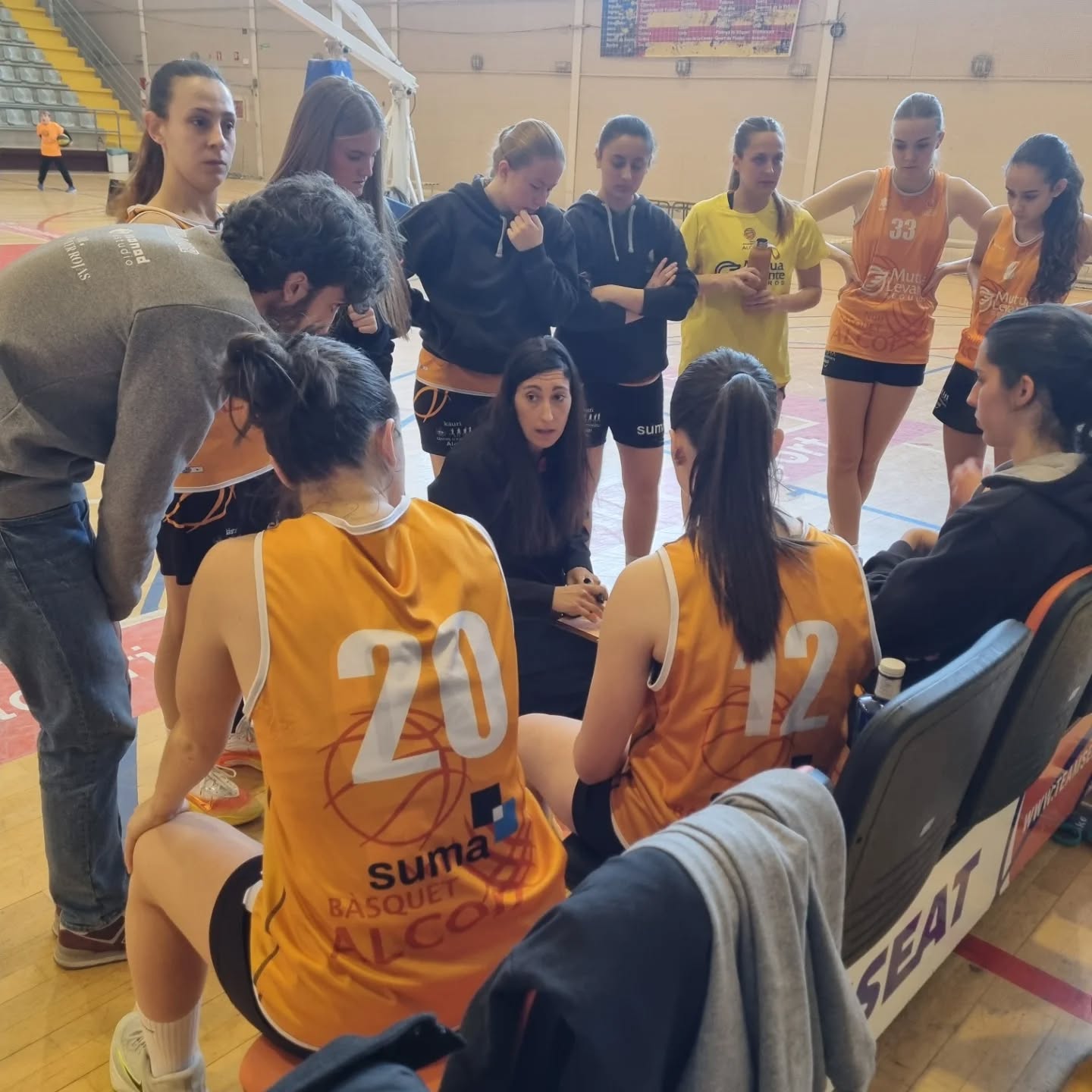 Lirios Rovira hablando con el equipo antes del incio del encuentro