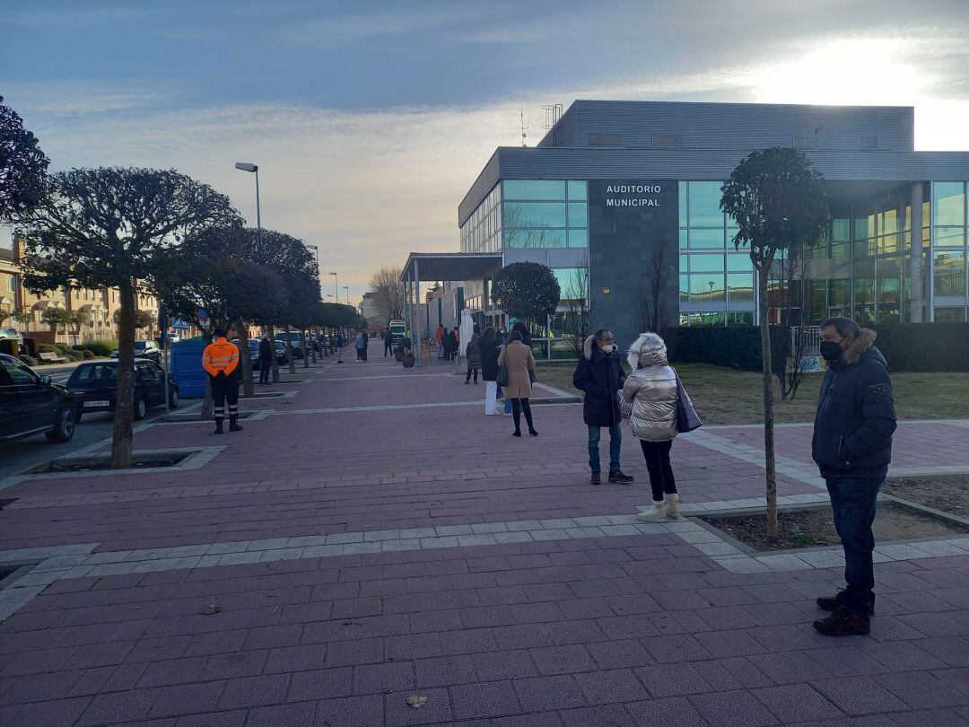 Ciudadanos esperando una prueba 