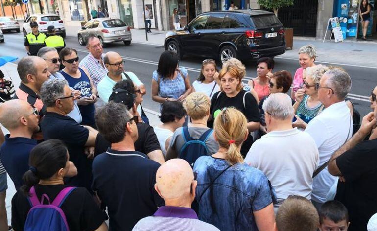 La concejala de IU, Gloria Martín, acompaña a los afectados por las ayudas de los terremotos de 2011 en Lorca