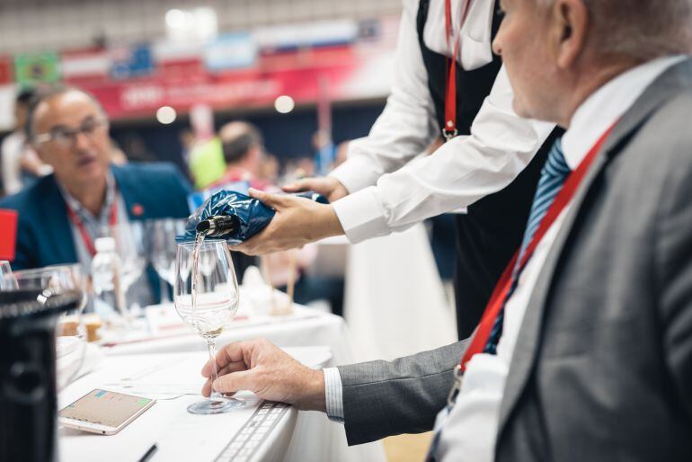 Imagen de la cata de uno de los vinos