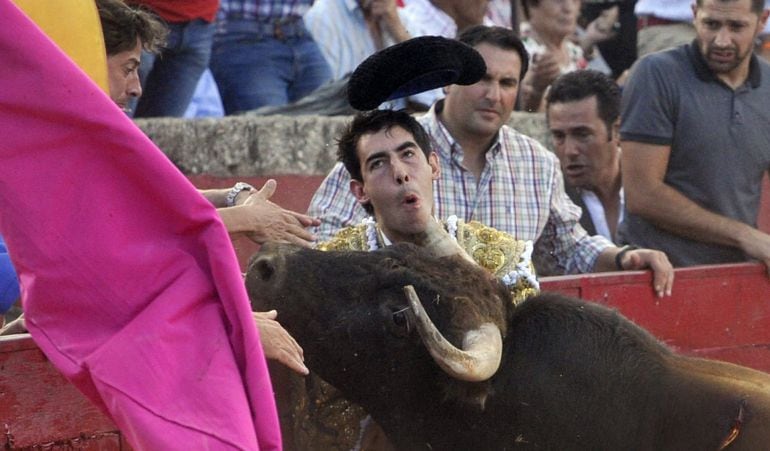 Fotografía facilitada por La Gaceta de Salamanca, de la cornada que ha sufrido en el cuello el diestro malagueño Saúl Jiménez Fortes, cuando lidiaba al primero de su lote en la corrida de toros de esta tarde en la localidad salmantina de Vitigudino