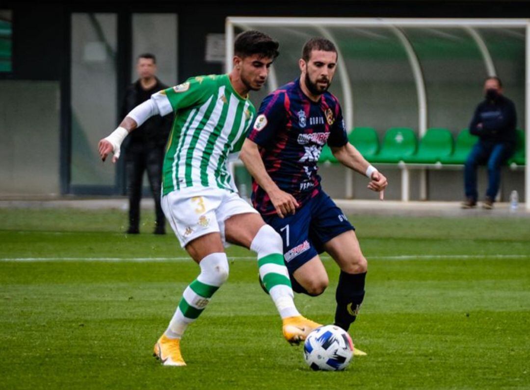 Fenoll intenta robar el balón