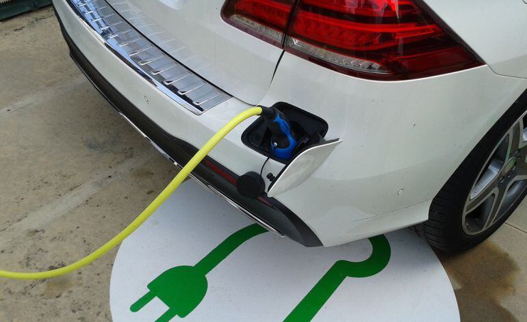 Un cotxe elèctric carregant.