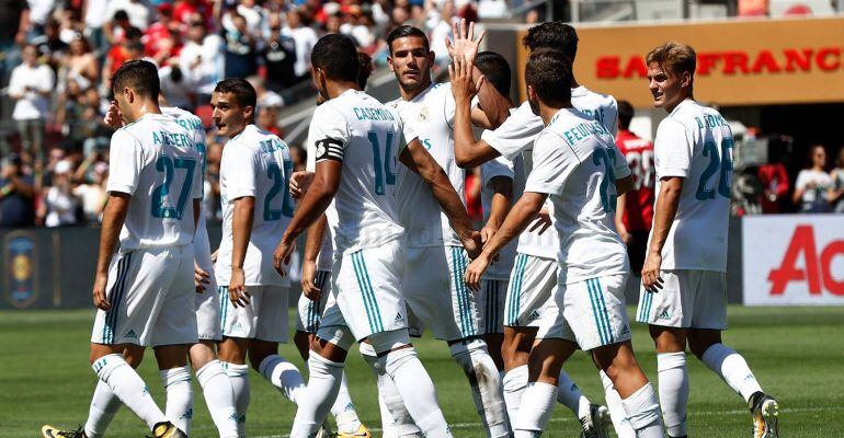 Theo Hernández celebra junto al resto de sus compañeros el gol de Casemiro