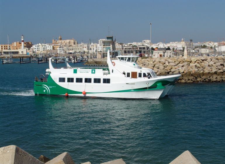 Embarcación que une las ciudades de Cádiz y Rota