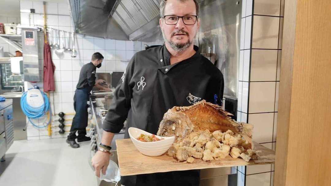 Pescado grande frito de El Calamar freiduría marisquería