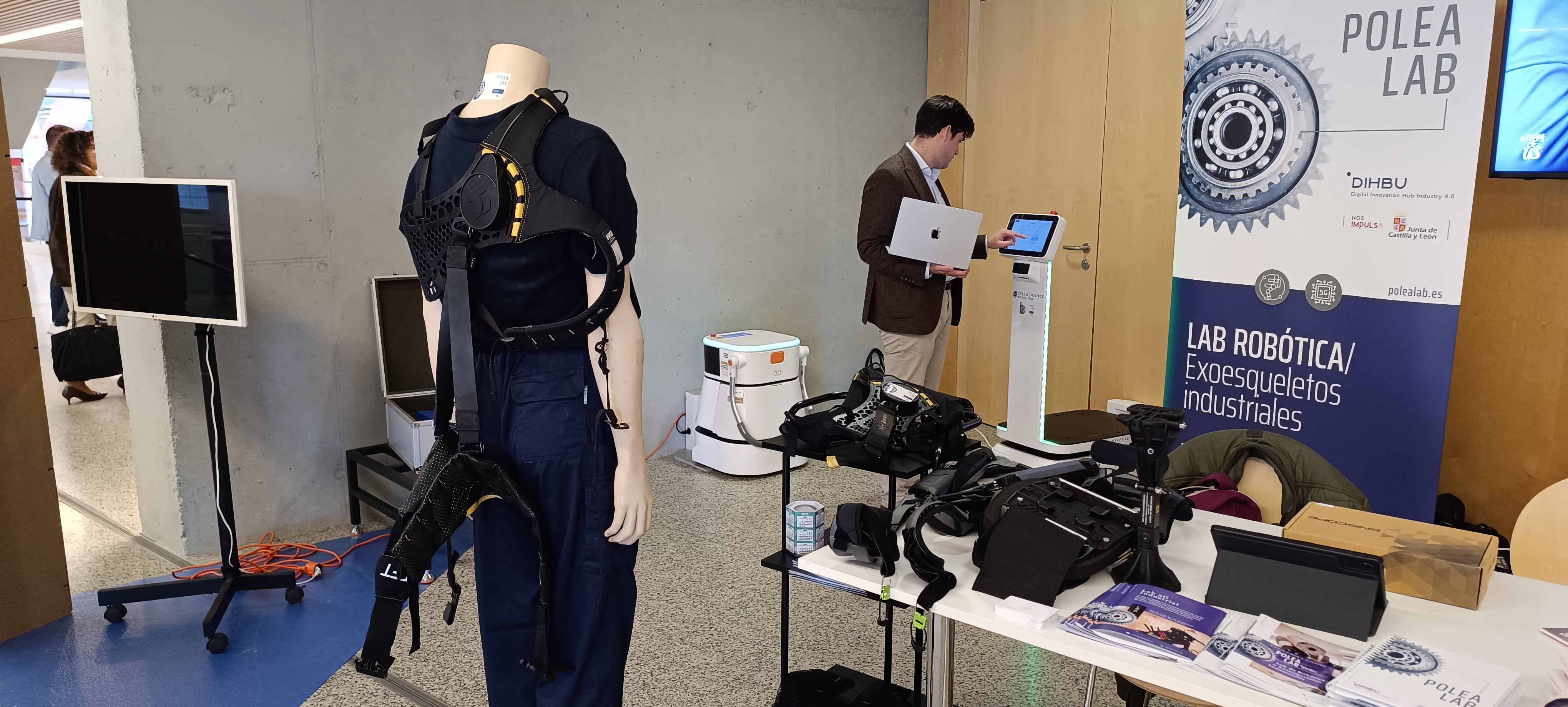 El proyecto Polea Lab de DIHBU presenta exoesqueletos para mejorar la seguridad en el trabajo y reducir lesiones