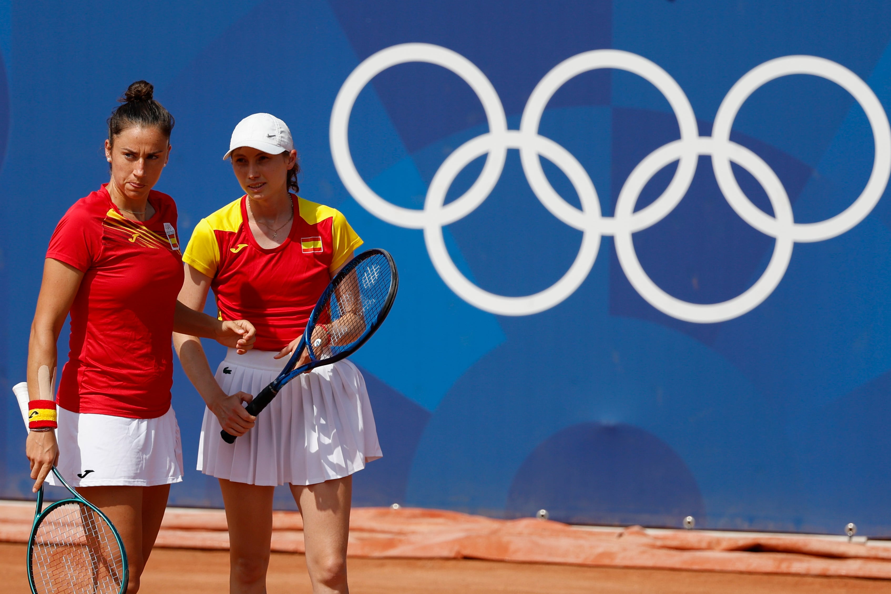 PARÍS, 30/07/2024.- Las jugadoras españolas Cristina Bucsa (d) y Sara Sorribes conversan este martes, durante el partido de segunda ronda de dobles femenino de tenis, parte de los Juegos Olímpicos de París 2024, en la capital francesa. EFE/ Juanjo Martín
