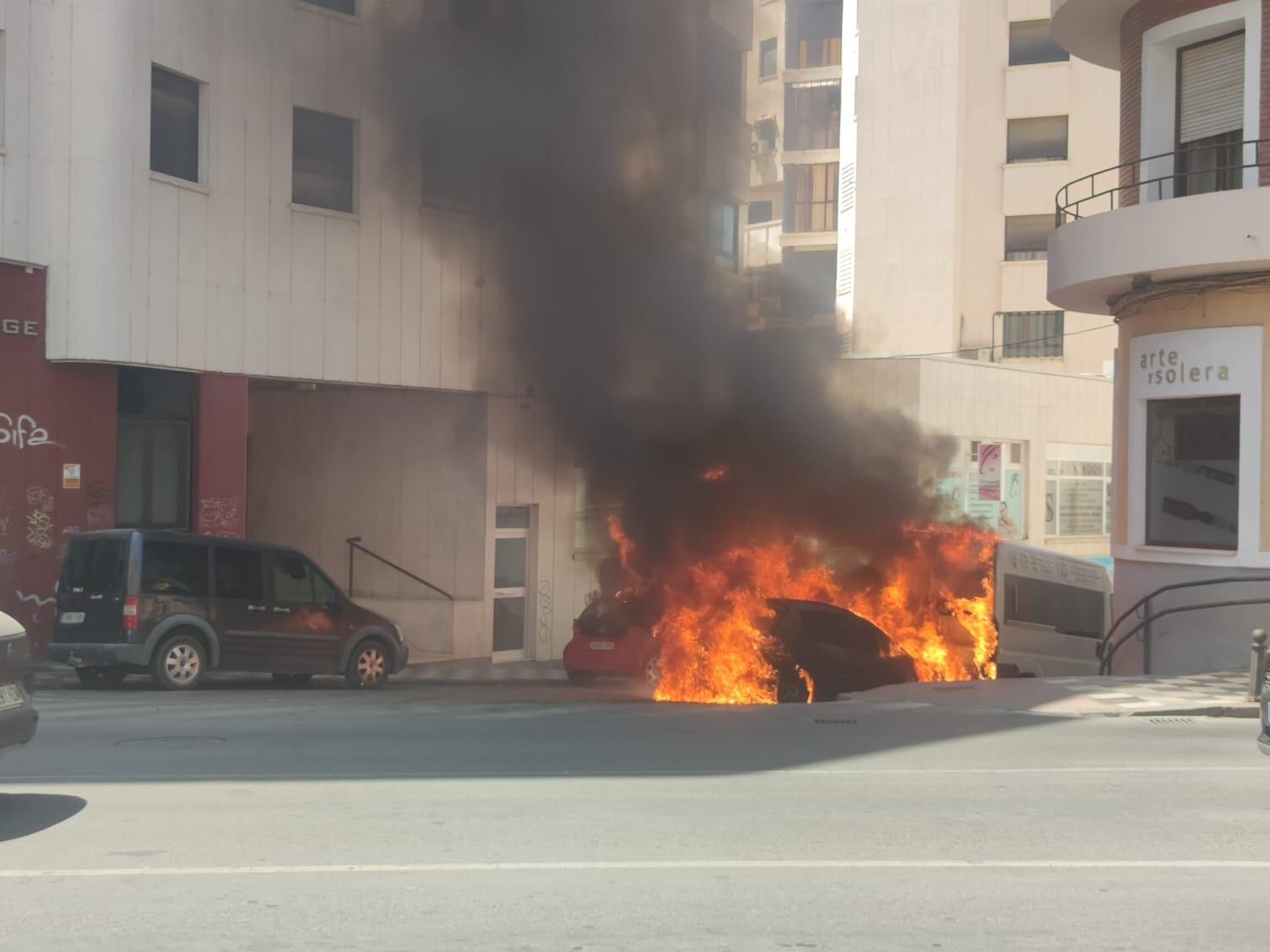 Imagen de uno de los vehículos incendiados en la calle Antonio Maura de la capital conquense