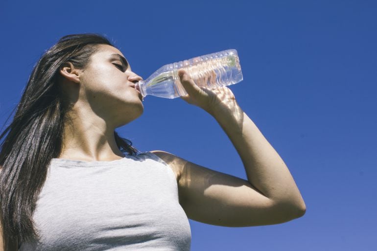 Una buena hidratación puede evitar un golpe de calor.