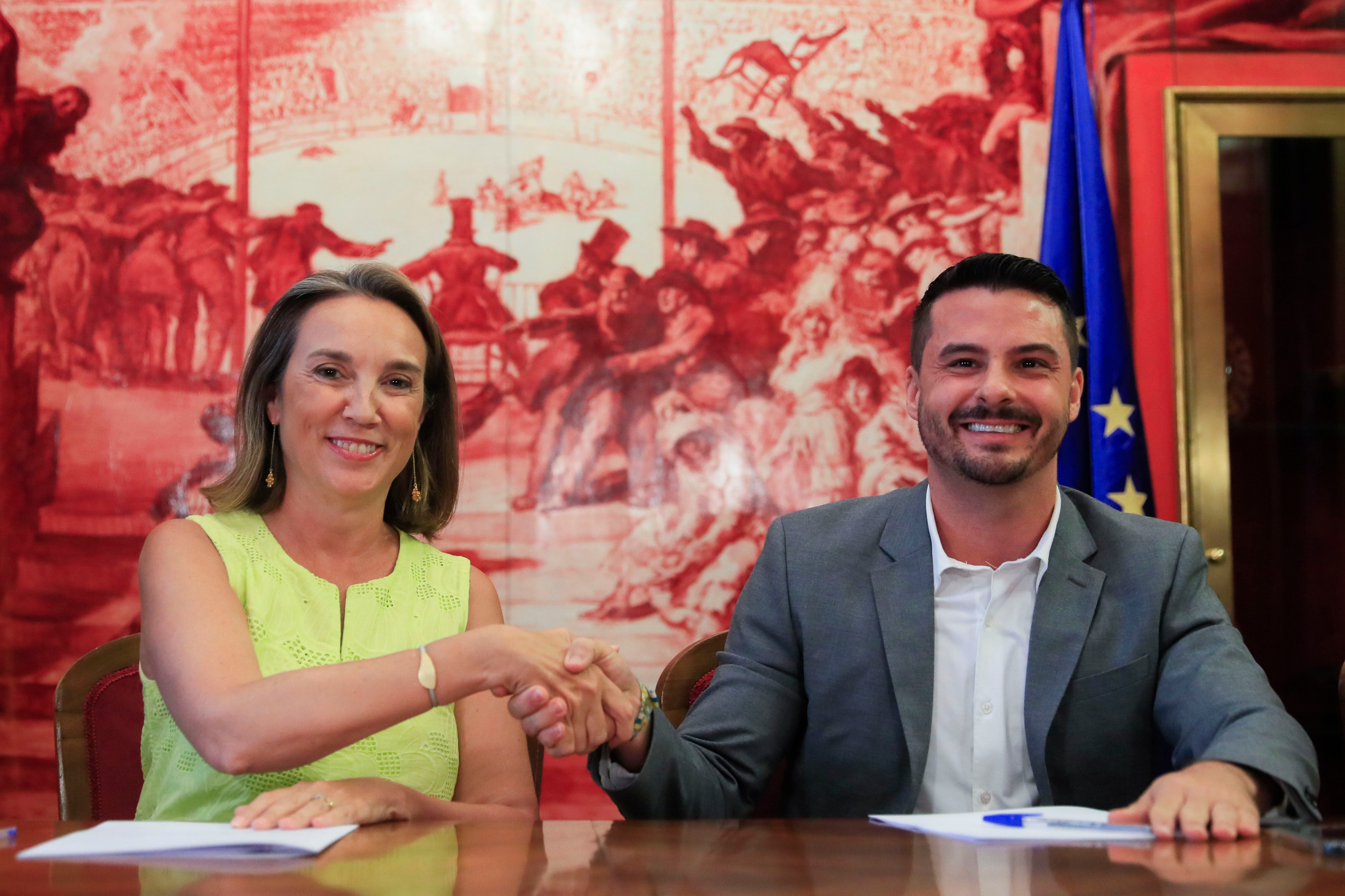 MADRID, 22/08/2023.-  La secretaria general del PP y portavoz en el Congreso, Cuca Gamarra (i) firma con el secretario de Organización de Coalición Canaria, David Toledo (d), la agenda canaria que refleja los compromisos del apoyo a la investidura de Alberto Núñez Feijóo como presidente del Gobierno. se reúnen, este martes en el Congreso de los Diputados. EFE/ Fernando Alvarado
