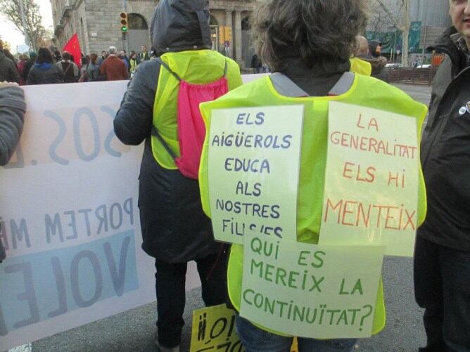 La protesta dels pares i mares de l'escola Els Aiguerols de Santa Perpètua de Mogoda