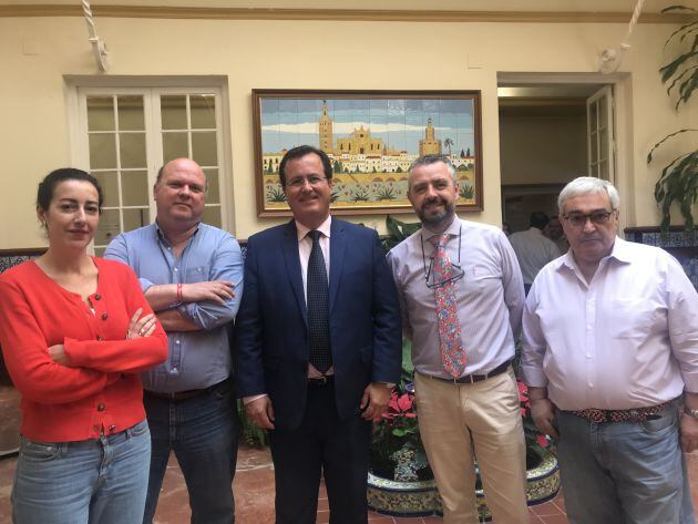 Juan Carlos Cabrera en el patio de Radio Sevilla, junto a Elena Carazo, Javier Márquez, Paco García y José Manuel García