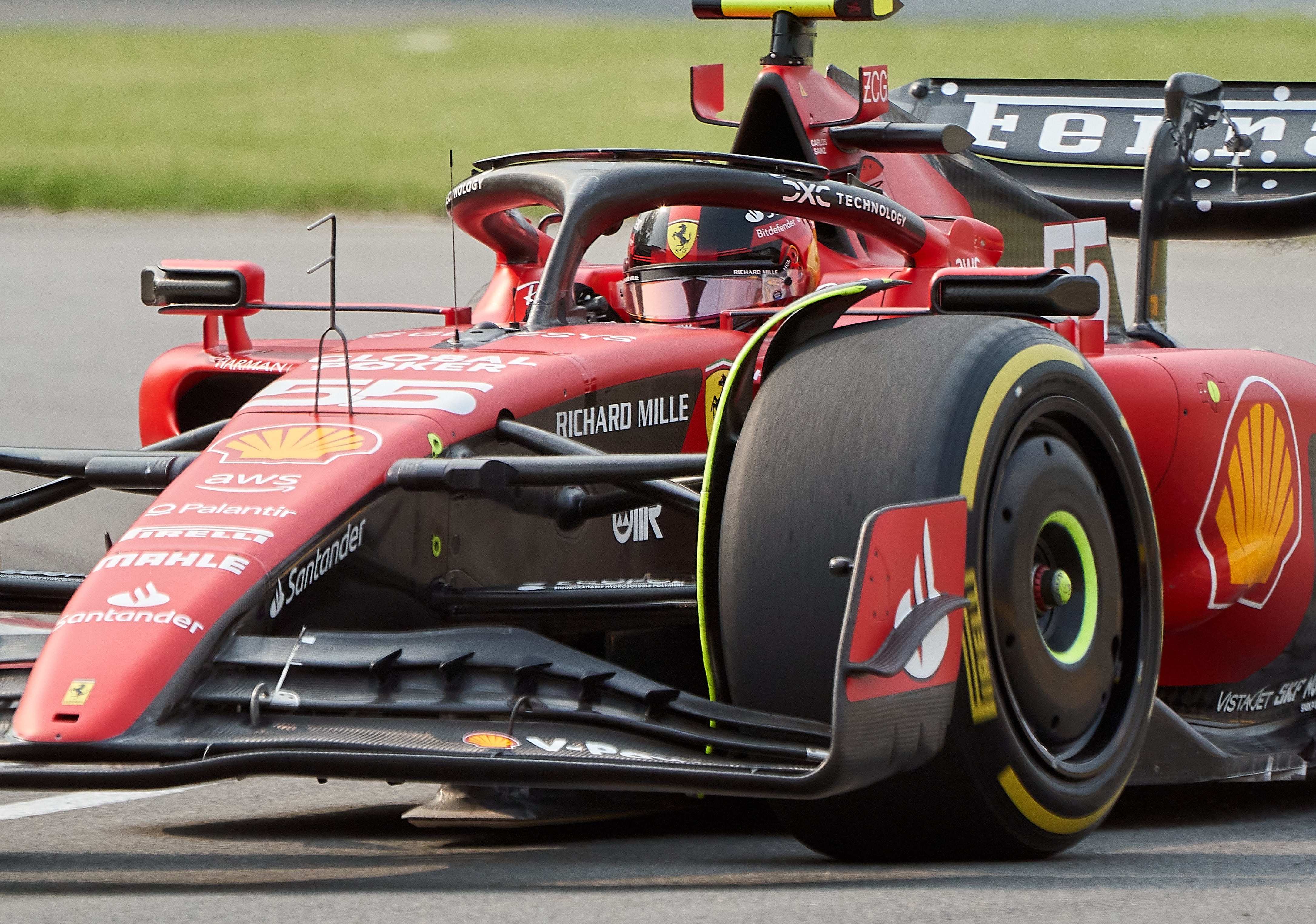 Carlos Sainz choca y rompe el morro de su Ferrari en los libres 3 del GP de Canadá de F1