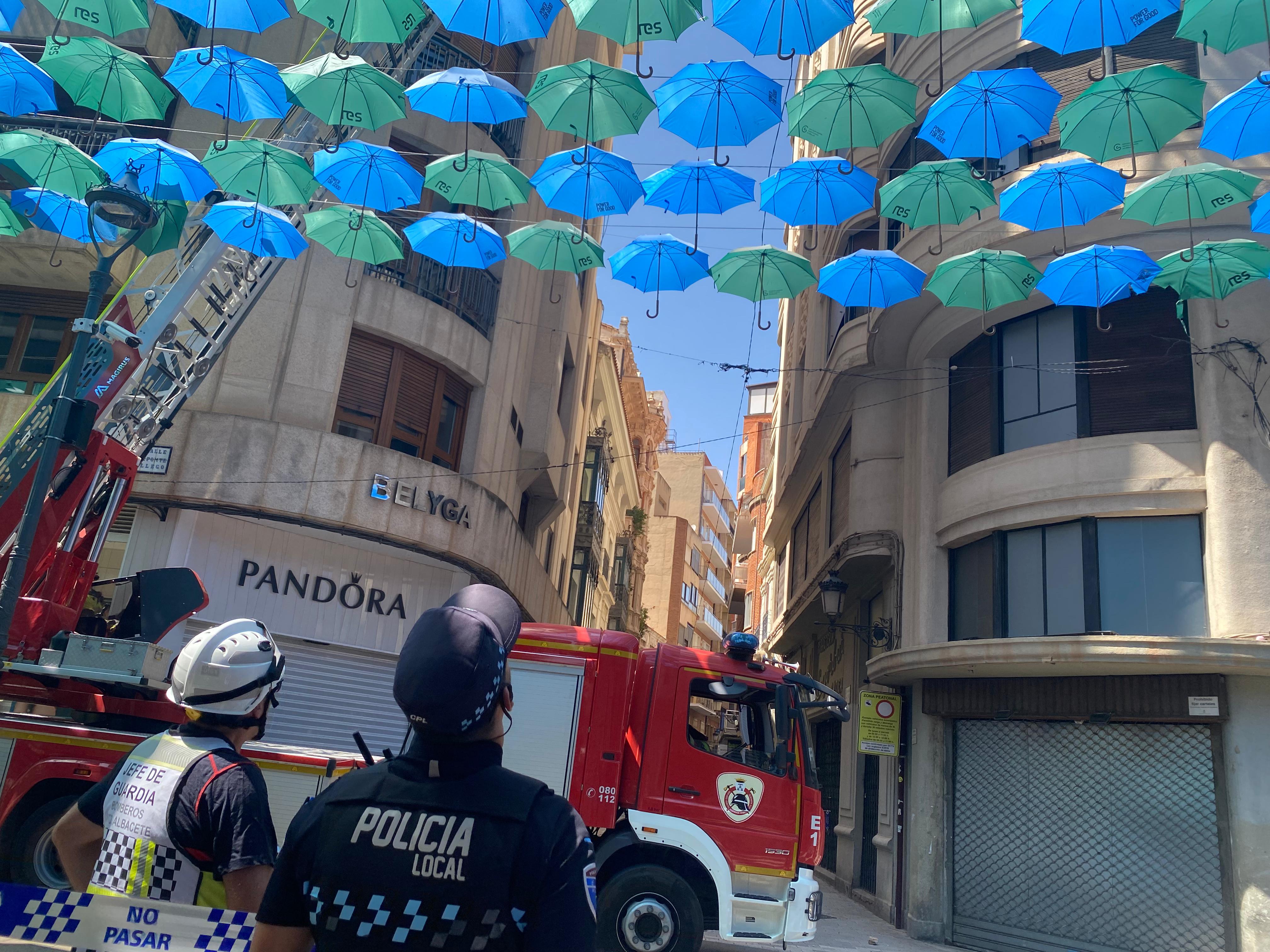 Personal de seguridad mira atentamente la caída de cascotes en pleno centro de Albacete