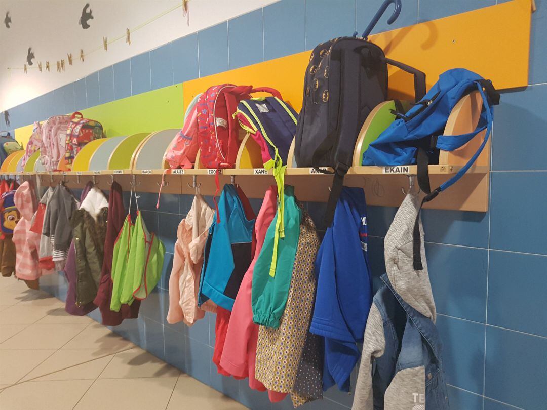 Mochilas y ropa en un colegio