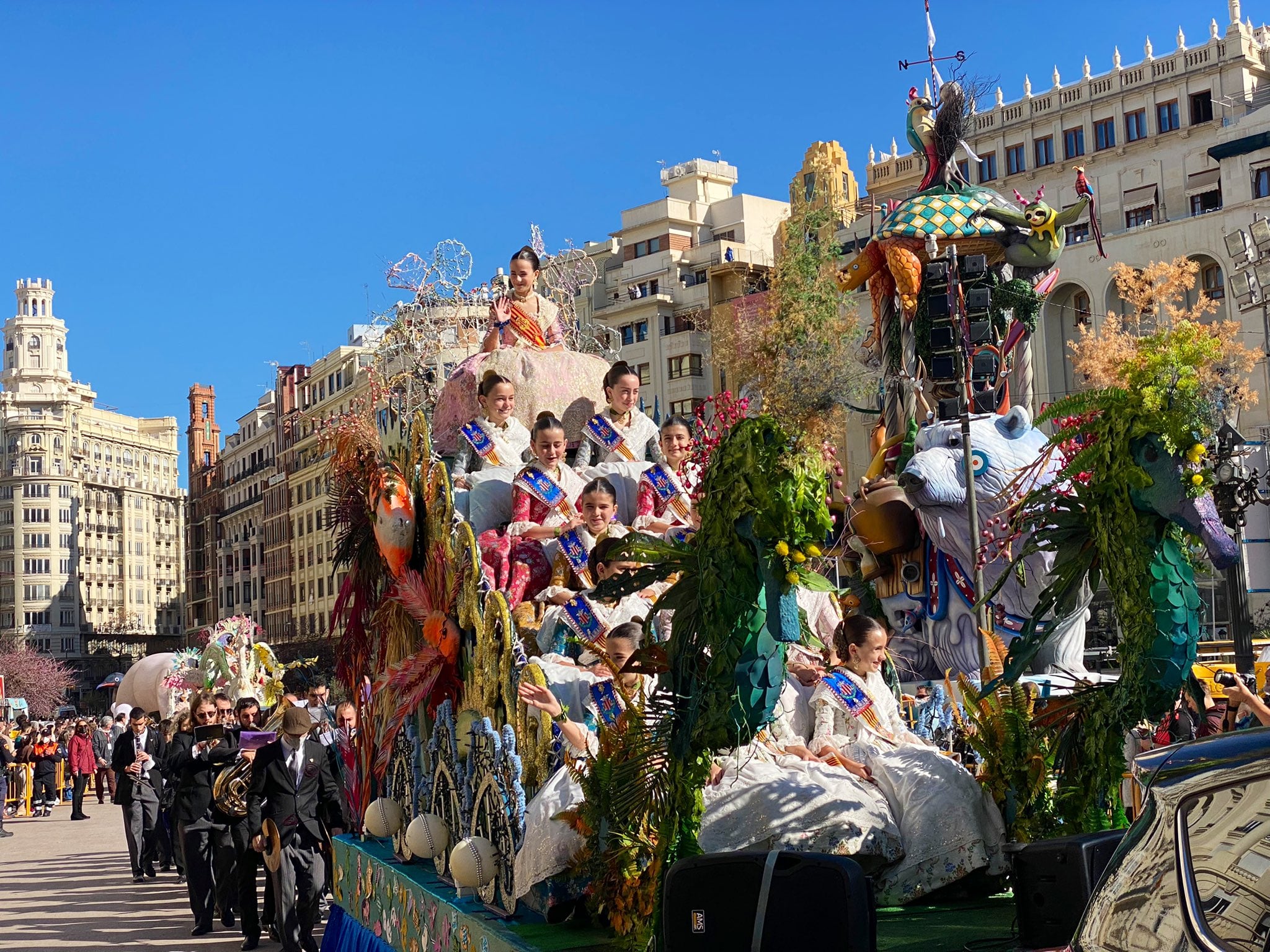 Las falleras mayores de València y sus cortes han abierto este sábado la Cabalgata del Ninot de las Fallas de 2022