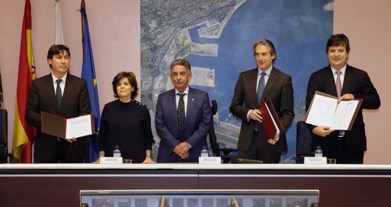 Miguel Ángel Revilla e Íñigo de la Serna, durante la visita que la vicepresidenta, Soraya Sáenz de Santamaría, realizó a Cantabria el pasado mes de abril.