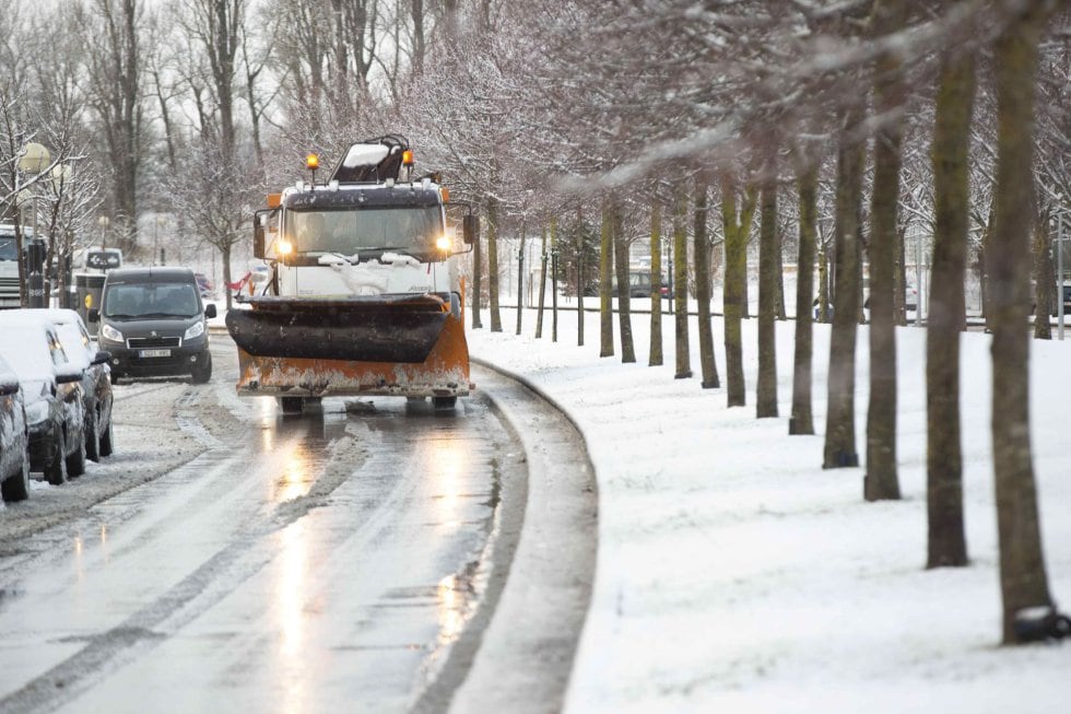 Una quitanieves actúa en una calle del sur de Vitoria en la última nevada