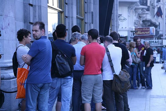 Largas colas se han formado desde esta madrugada ante una de las tiendas donde se puede adquirir el iPhone, en Gran Vía.