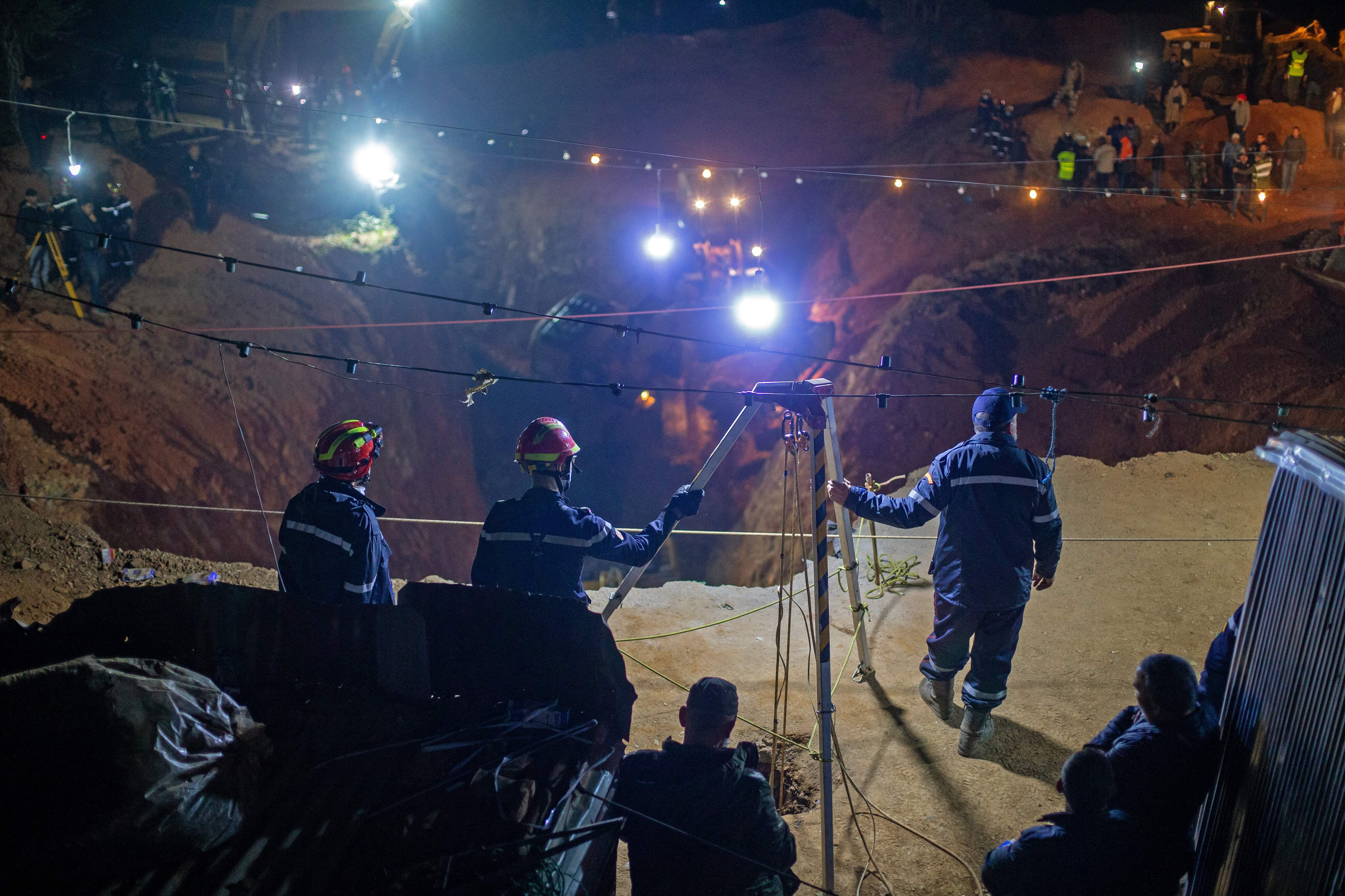 Las autoridades marroquíes excavando en la zona donde está el pozo en el que se encuentra el pequeño Rayan
