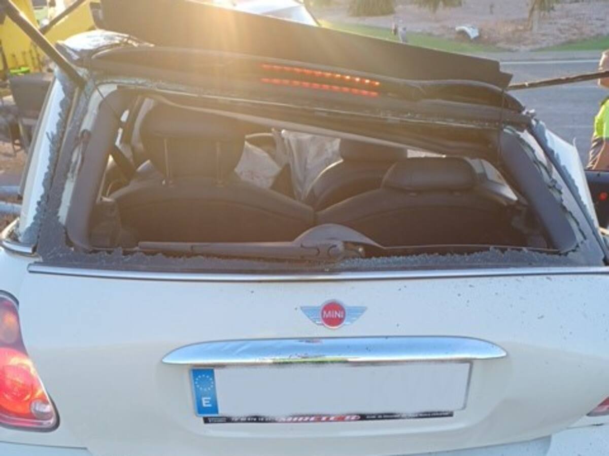 Dos jóvenes de 21 y 23 años resultan heridas tras chocar contra dos farolas en una rotonda de Churra