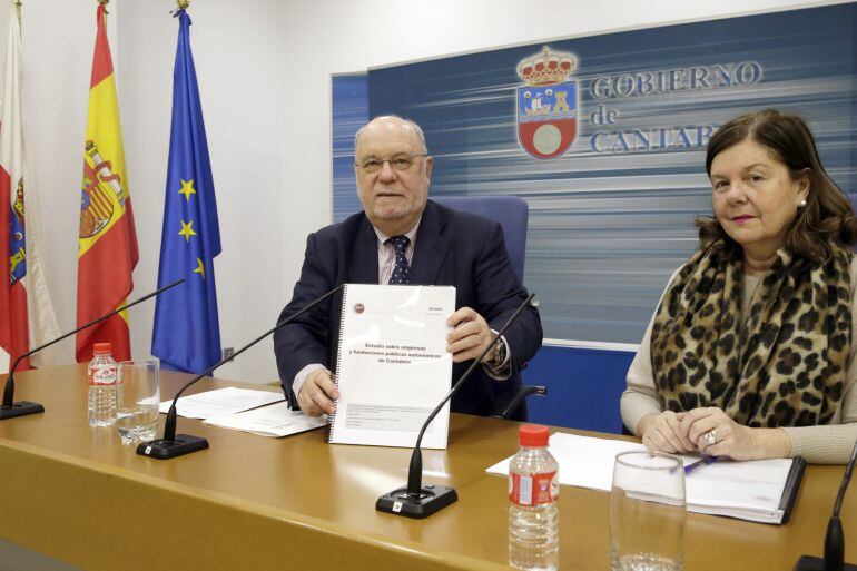 Juan José Sota enseña sonriente en el informe de la AIREF sobre las empresas públicas de Cantabria. 