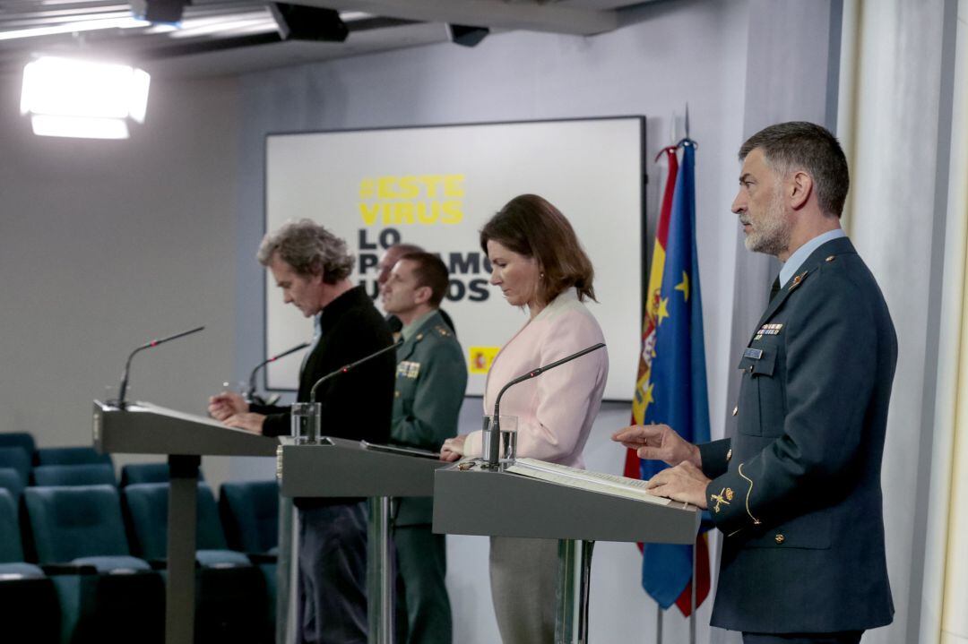 (I-D) El jefe del Estado Mayor de la Guardia Civil, José Manuel Santiago Marín; el director del Centro de Coordinación de Alertas y Emergencias Sanitarias del Ministerio de Sanidad, Fernando Simón; la secretaria general de Transportes, María José Rallo del Olmo; y el general Carlos Pérez Martínez, durante la rueda de prensa convocada tras la reunión del Comité Técnico de Gestión del COVID-19