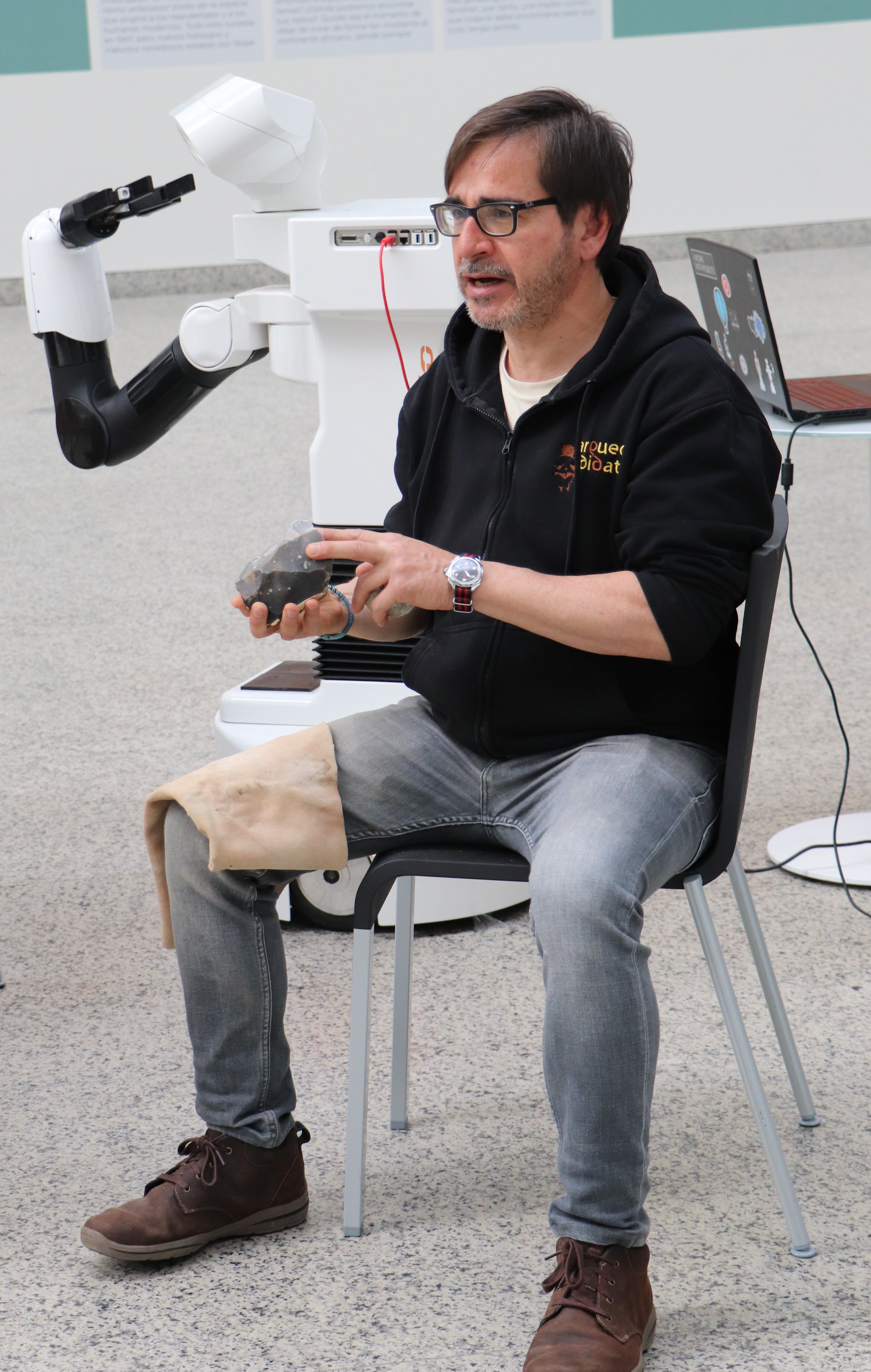 El experimento enseña que el robot intenta alcanzar una fruta, pero no puede, aunque una nueva herramienta que imprime en 3D le permite completar la tarea