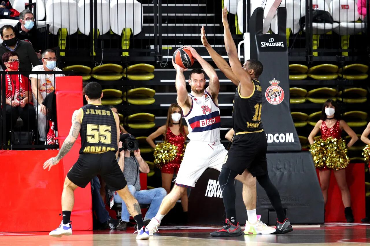 Matt Costello se faja en la zona ante los jugadores del Mónaco.