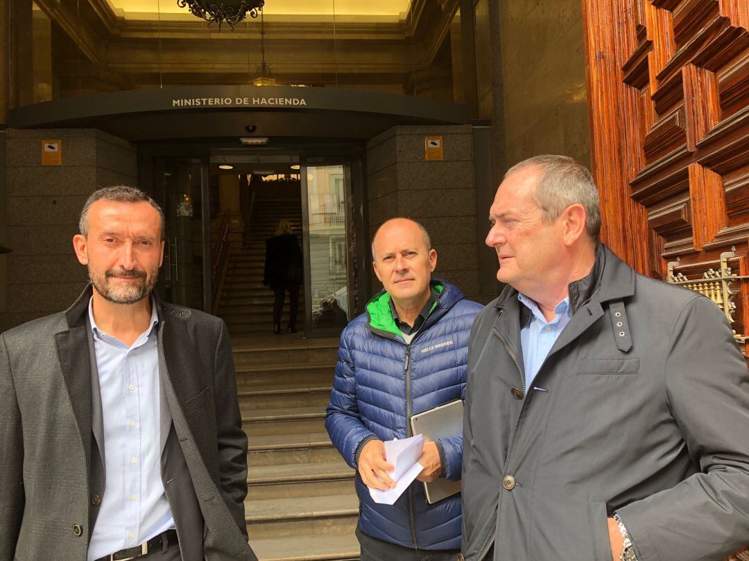 El alcalde Carlos González con el concejal de Urbanismo, José Manuel Sánchez y el gerente de PIMESA, Antonio Martínez