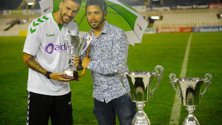 Borja Granero recibe el trofeo a manos de Manu Preciado