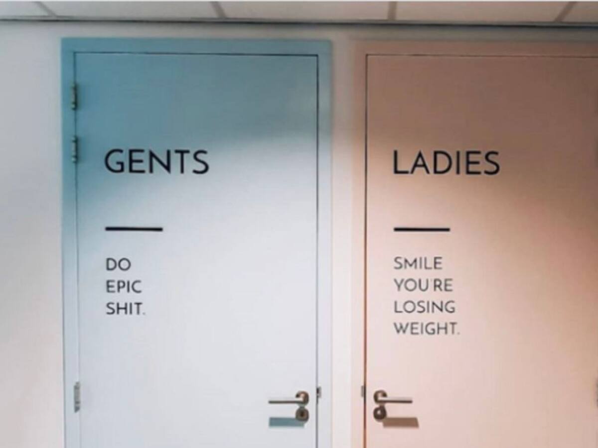 Los carteles de unos aseos desatan la indignación de las redes sociales por su contenido sexista