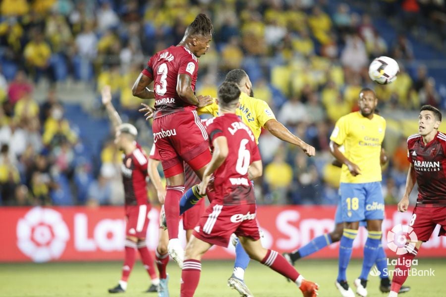 Jair Amador despeja un balón de cabeza