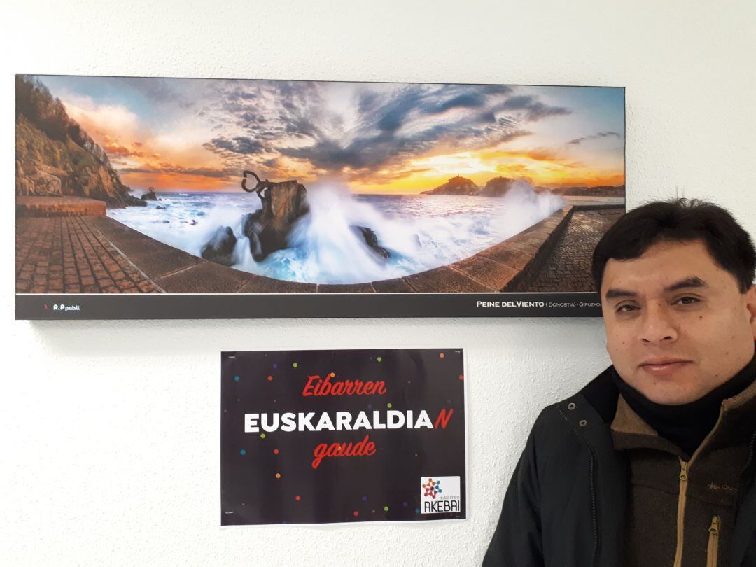 Einer Rodríguez posa ante una fotografía suya del Peine del Viento