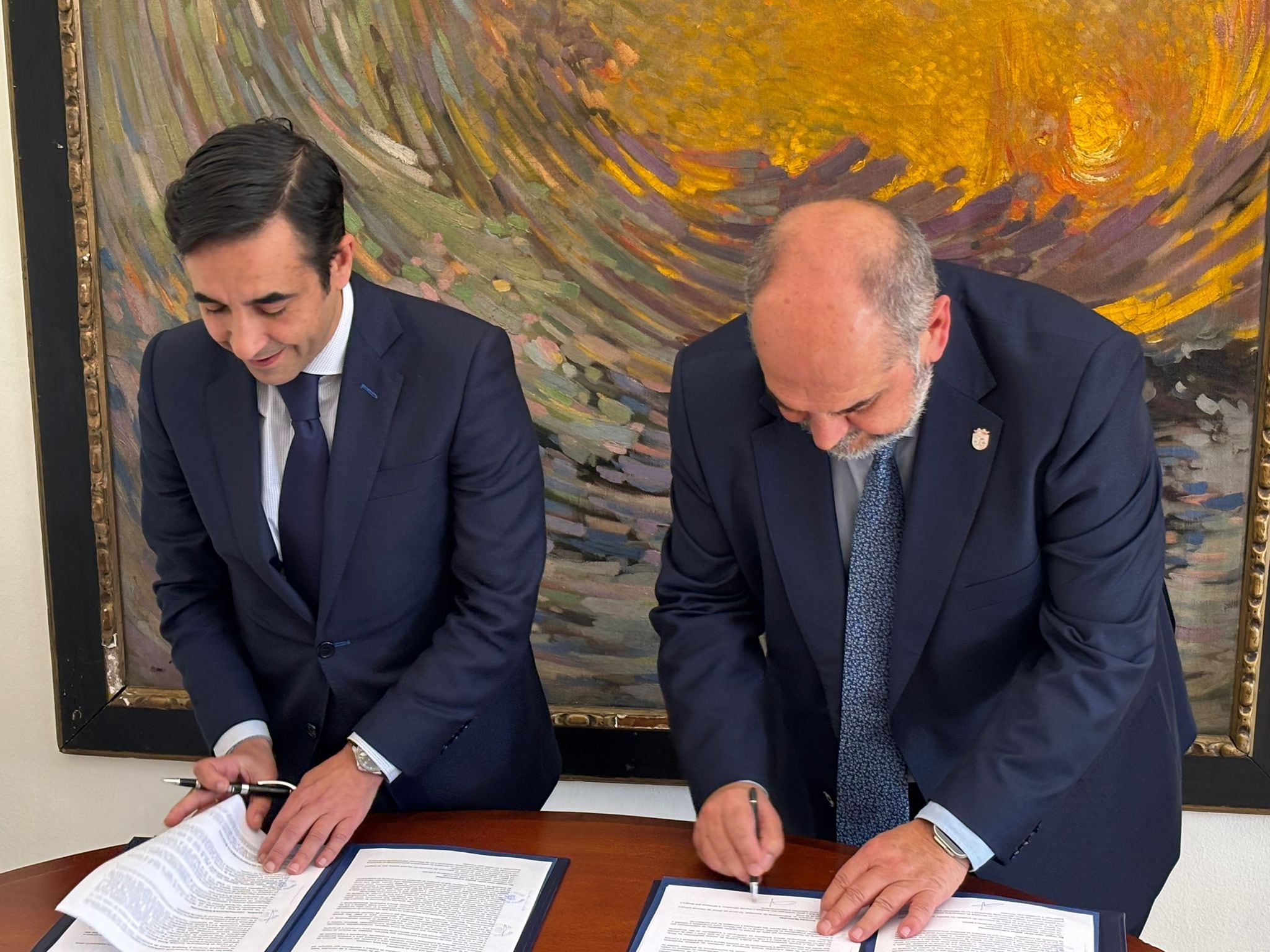 José Manuel Rey Varela y Fernando Iguacel han firmado este viernes el convenio de colaboración para la Semana Santa de Ferrol (foto: Cadena SER)