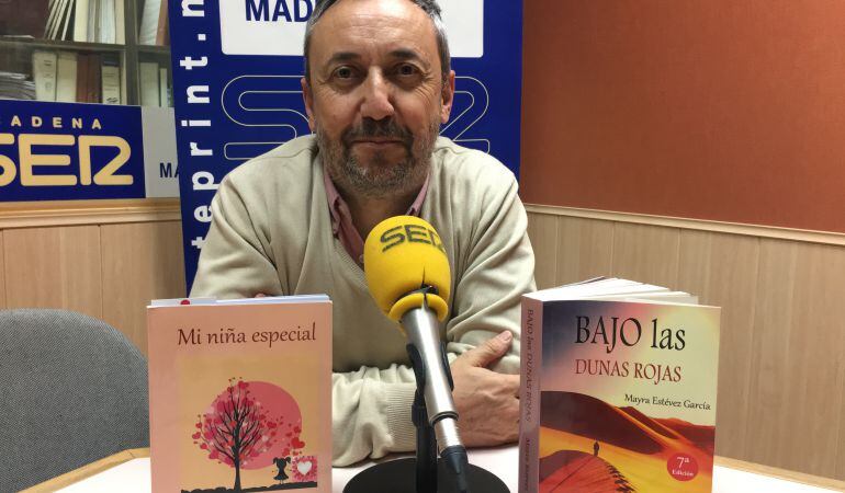 José Manuel Contreras, con dos de los libros de esta semana