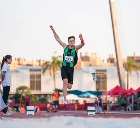 Nicolás Vila va saltar quinze metres i quatre centímetres en el que és la seva millor marca personal.