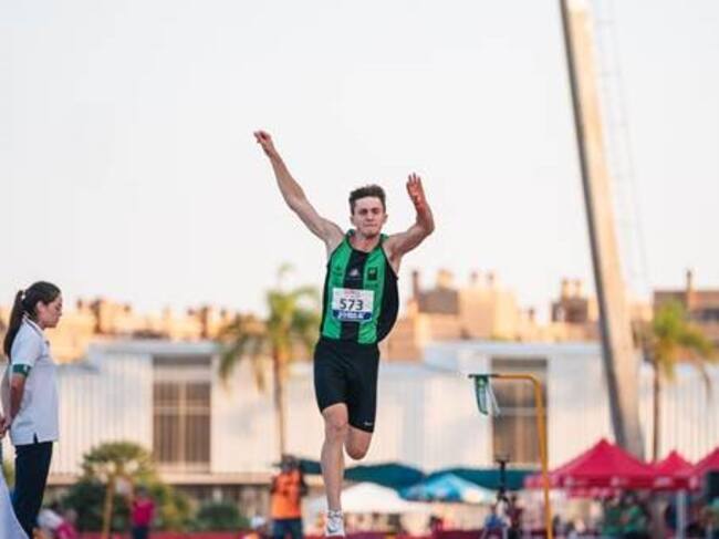 Nicolás Vila va saltar quinze metres i quatre centímetres en el que és la seva millor marca personal.