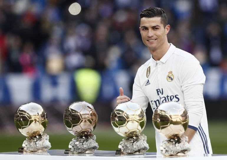 El delantero portugués Cristiano Ronaldo posa para los medios tras recibir este sábado su cuarto Balón de Oro y dedicar el galardón a la afición del Real Madrid.