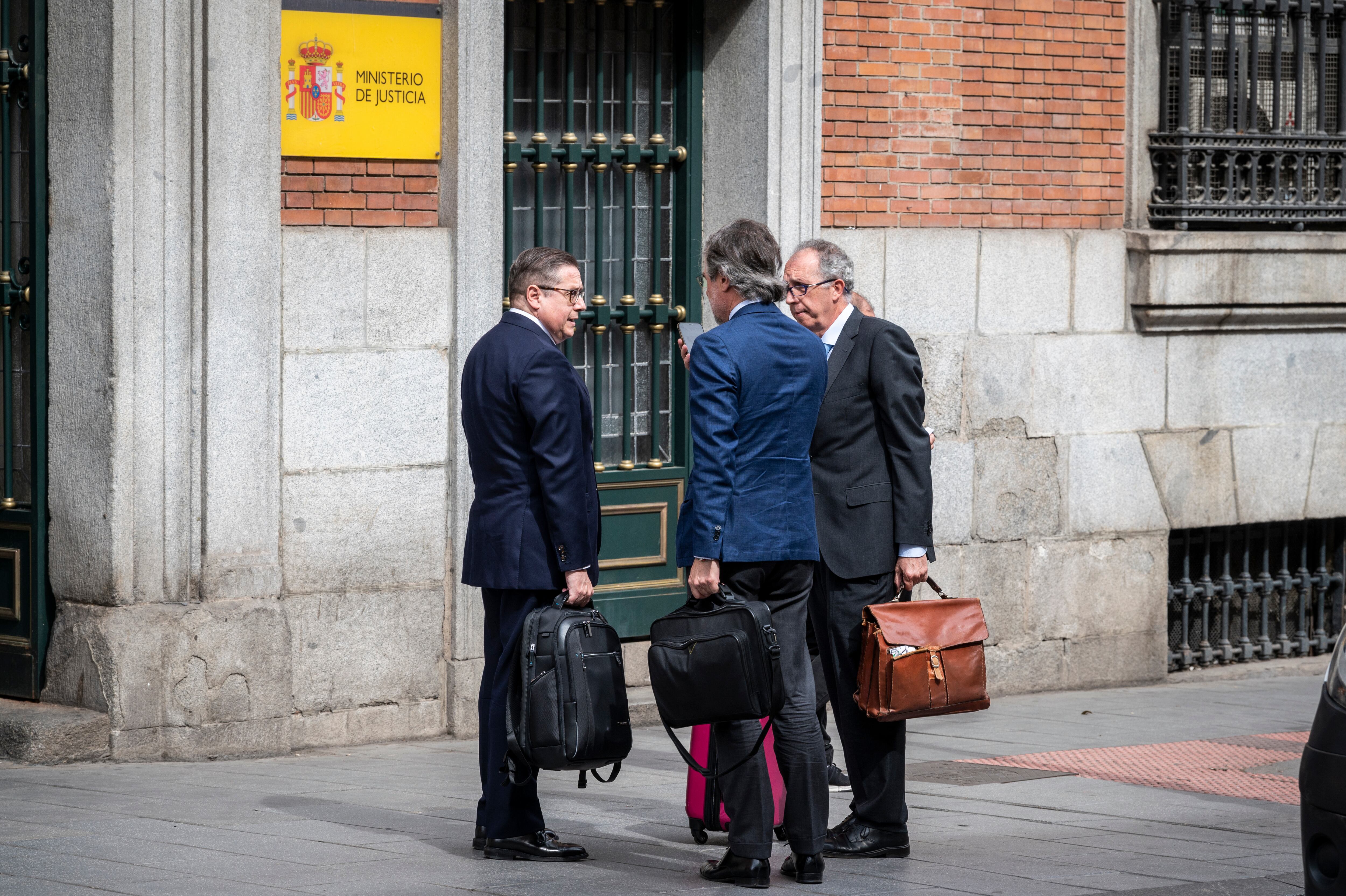 El magistrado de la Asociación Profesional de la Magistratura (APM), Juan José Carbonero (c) a su llegada a la segunda ronda de la mesa de retribuciones con el Gobierno, en Madrid, este lunes.